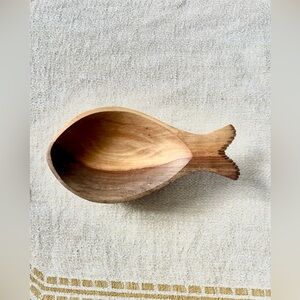 WOODEN CARVED SMALL TRINKET DISH IN A SHAPE OF A FISH